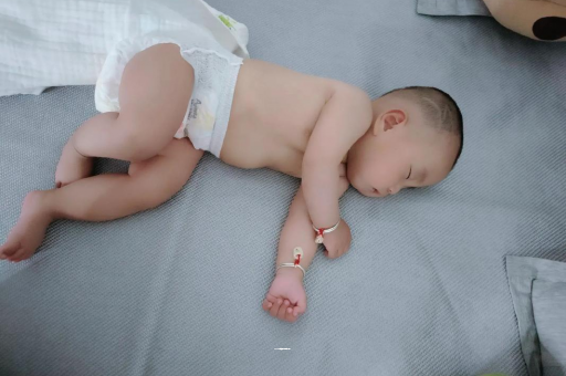 崇左几个月宝宝会抬头